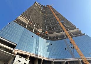 The article also highlights Jeddah Tower’s innovative tri-legged structural system, which maximizes stability and efficiency, while the tower’s immense mass helps reduce motion and improve occupant comfort. 
