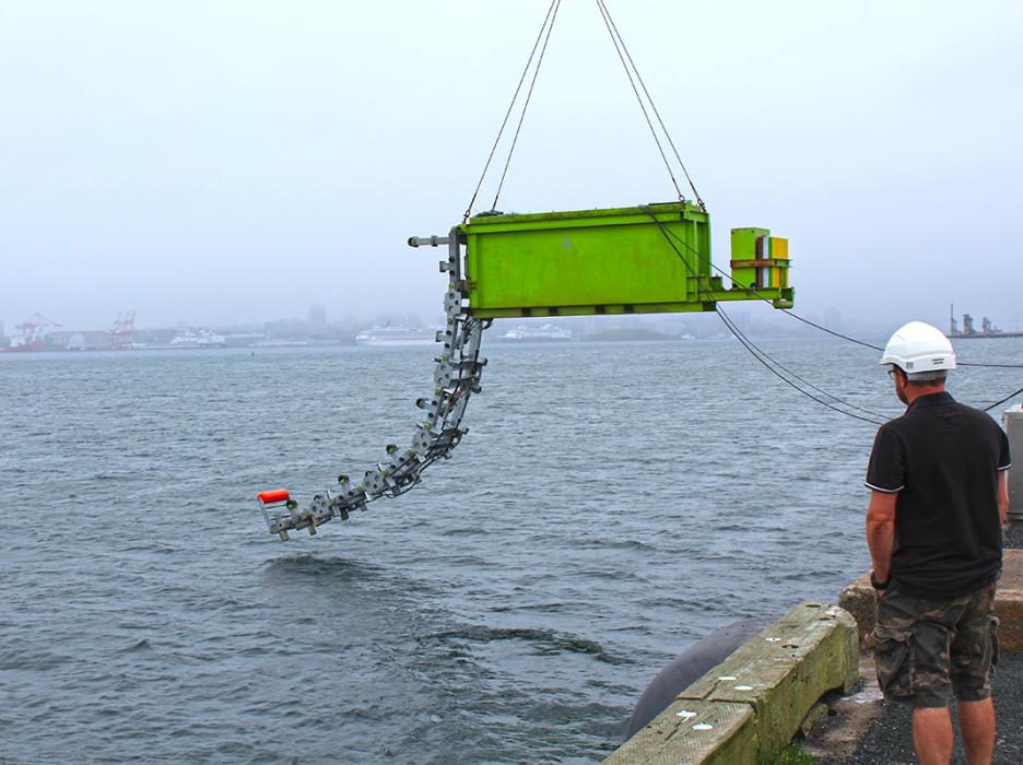 Deployment of airgun array configured to conform with a ship’s hull profile.