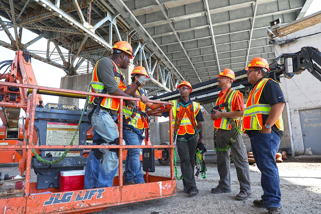 Thornton Tomasetti engineers inspecting Kosciuszko Bridge in 2017.