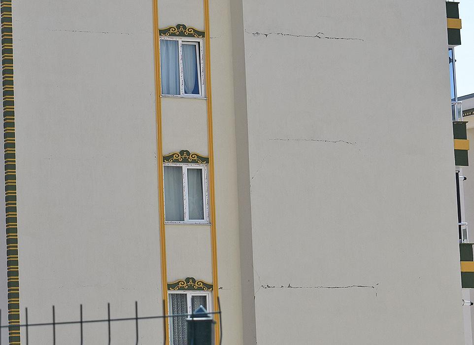 A residential building in Kahramanmaraş that incurred minor horizontal cracks on the joints between the façade infill walls and the reinforced concrete beams.