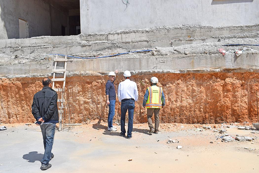 A vertical excavation of adjacent mat foundation with exposed 6 feet of soil in a new residential development in Kahramanmaraş.