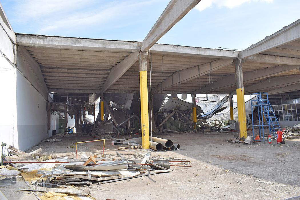 A precast-concrete warehouse in Kahramanmaraş with a collapsed roof, presumably due to lack of diaphragm action.