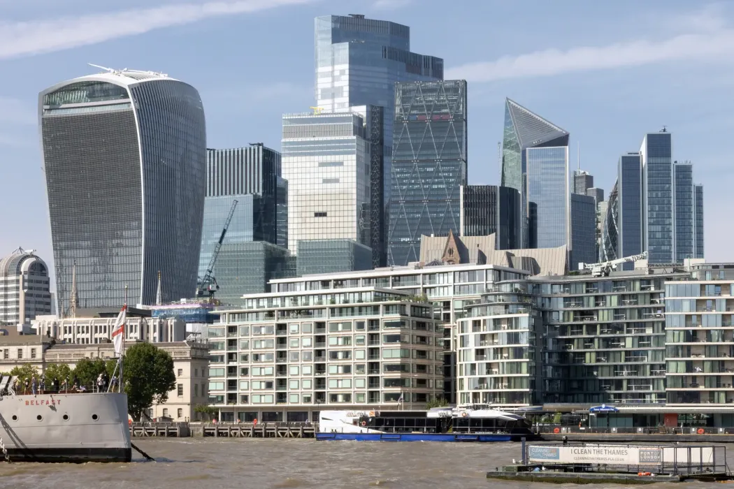 The project team designed panelized systems composed of off-the-shelf components wherever possible to reduce the construction program, avoid erecting scaffolding along the riverside, and facilitate easy and cost-effective maintenance.