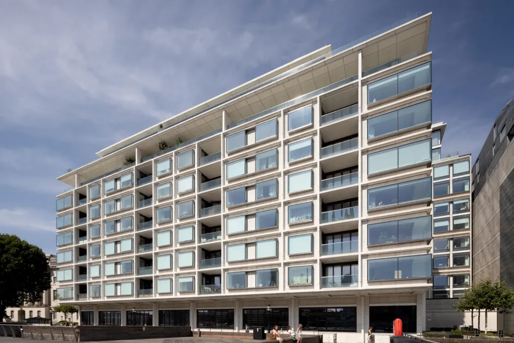 The glazed elements and precast and stone cladding sections were fully assembled off-site under factory-controlled conditions to achieve the best possible quality. Each panel was transported to site and installed by crane.