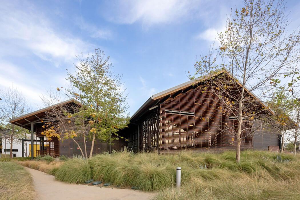 LEED Consulting for the development of a multibuilding performing arts and dining complex. The project includes The Barn, a 6,500-square-foot dining hall; a 3,132-square-foot faculty dining hall, and a large, 2,000-square-foot campus meeting room.