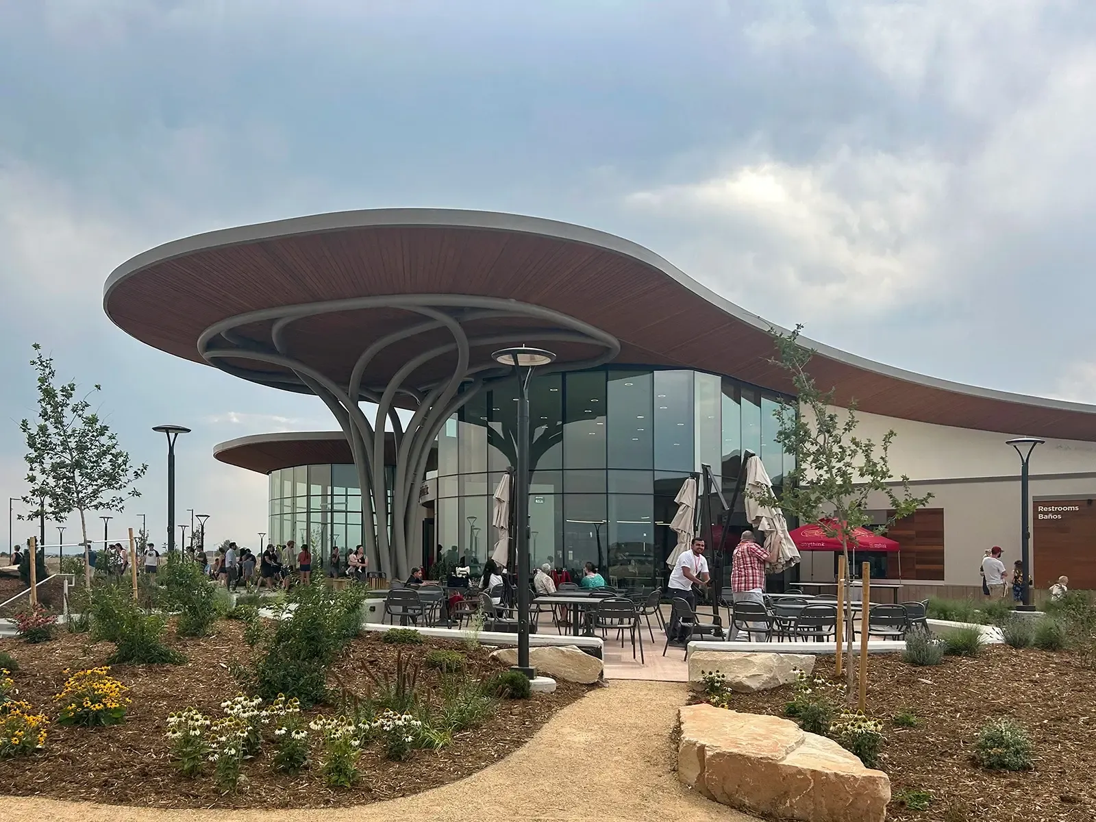 Inspired by the Colorado plains, the building’s sweeping curved forms, extensive connections between interior and exterior spaces and central open-air garden create an architecture closely tied to the surrounding landscape.