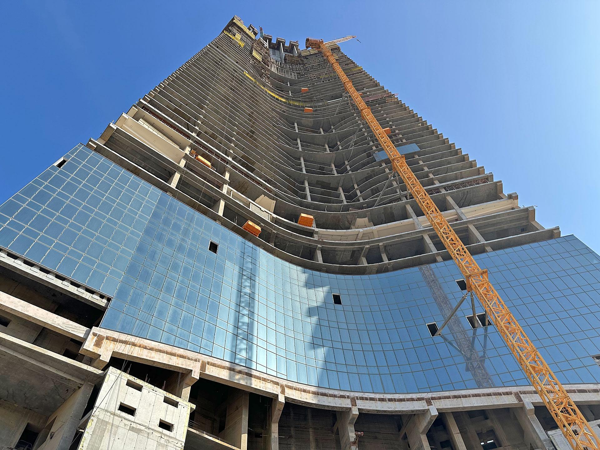 The article also highlights Jeddah Tower’s innovative tri-legged structural system, which maximizes stability and efficiency, while the tower’s immense mass helps reduce motion and improve occupant comfort. 