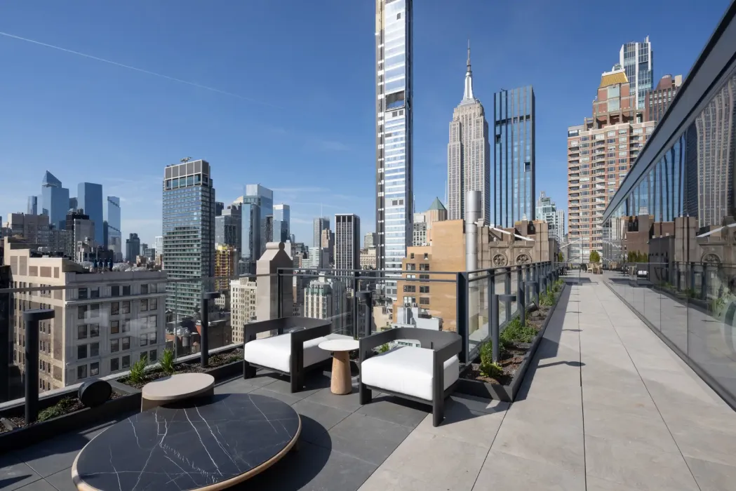 The buildings now function as a single address for occupants and visitors while its structural systems remain autonomous, supporting comfort, safety and long-term adaptability.