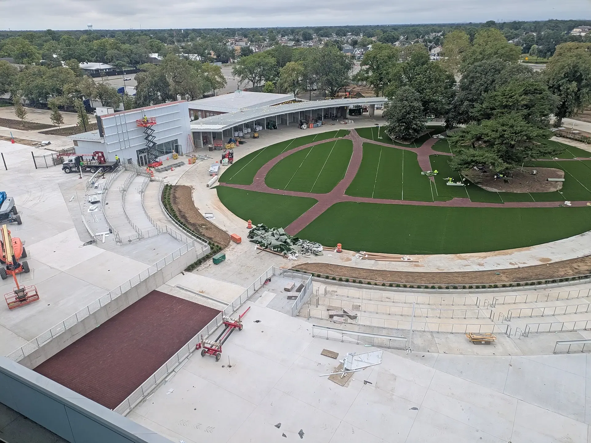 An expansive canopy crowns the fifth-level outdoor terrace, providing unobstructed views of the racetrack while withstanding wind and other environmental loads. 