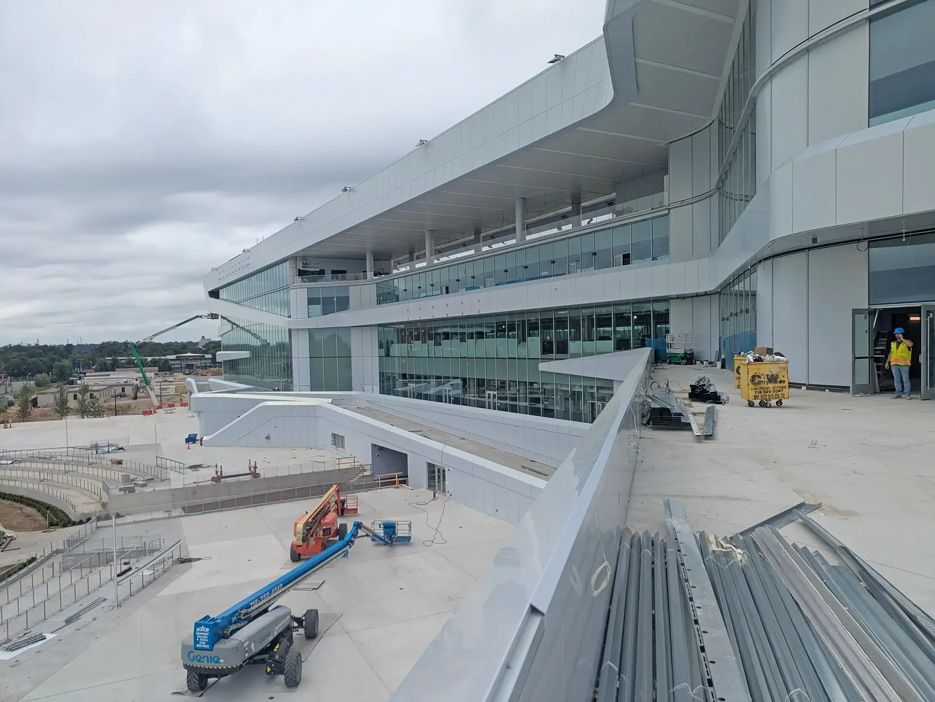 Inspired by the flowing form of a ribbon—the traditional symbol of victory—the new five-level facility covers 300,000 square feet.