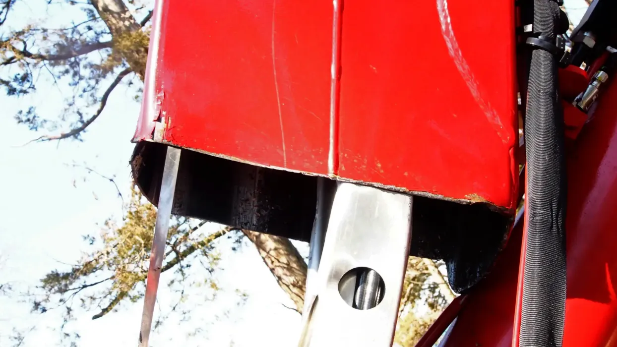 A good example of this challenge is an excavator’s arm and boom – welded components that experience a wide range of loads during digging, lifting, and material handling. 