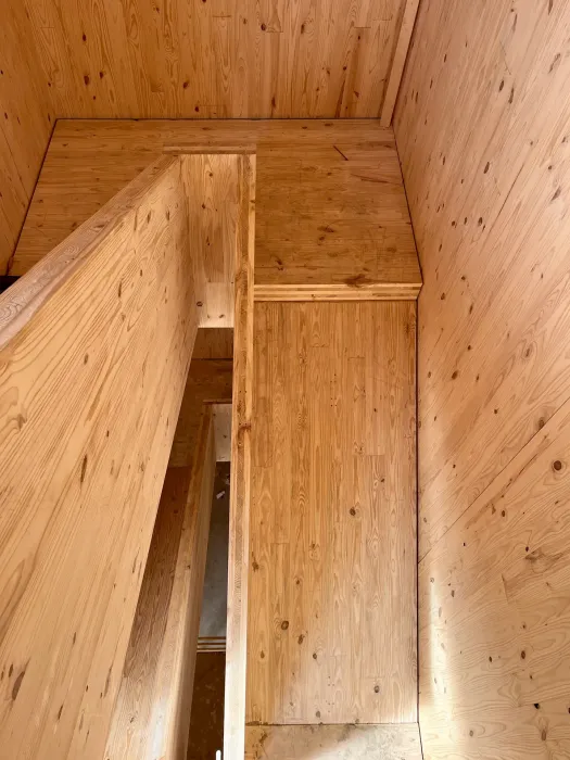 Once the crane positioned each panel, workers needed only to fasten it. This strategy significantly shortened the erection schedule to around six weeks.