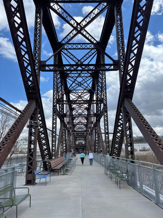 Rather than replacing the original structure, the redesign preserves and emphasizes it, with a double-decker layout that expanded the bridge’s function while preserving its historic character. 