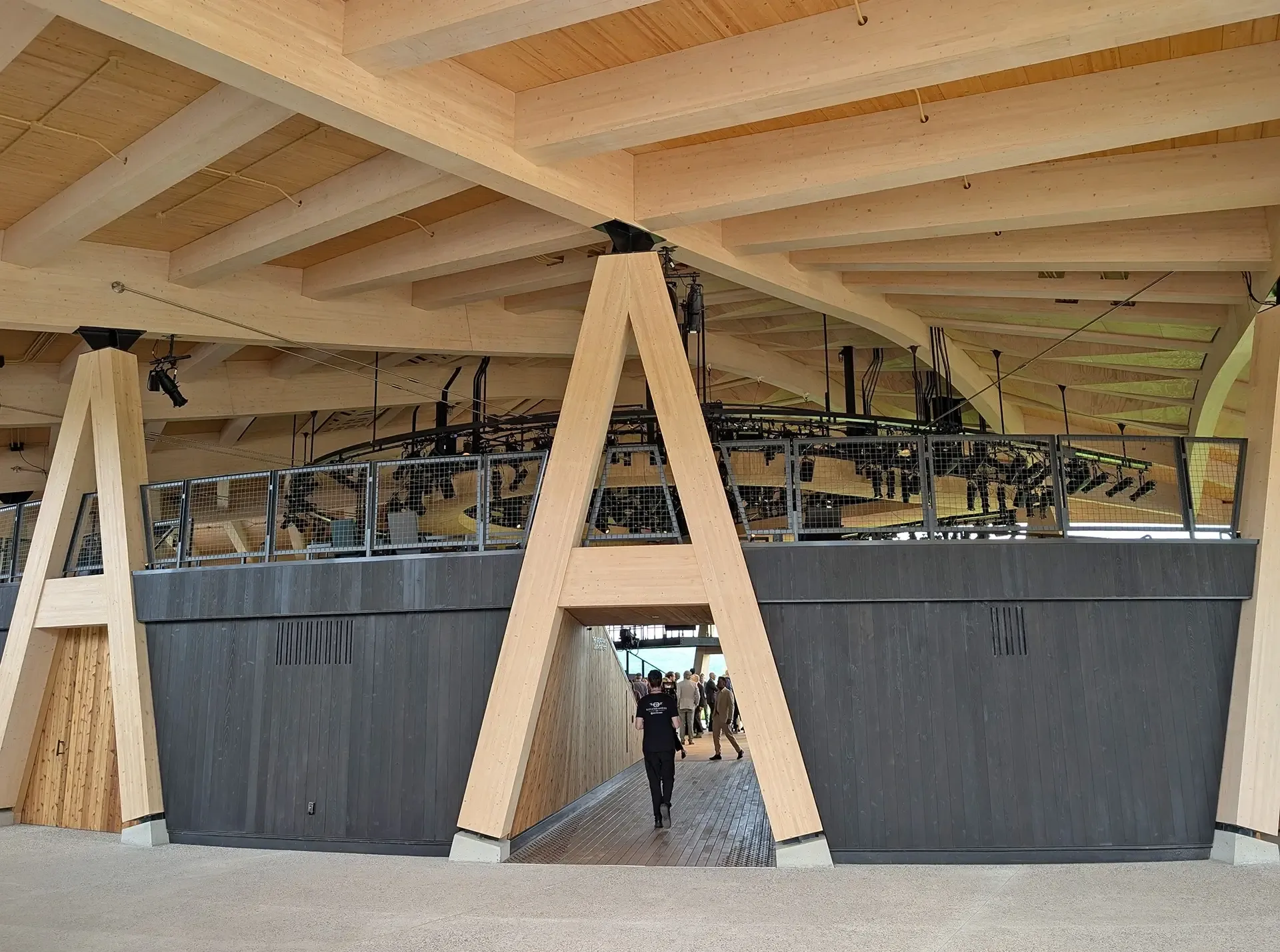 The theater’s steel catwalk was also integrated into the structural system as a tension tie. This reduced material use and simplified fabrication and detailing.