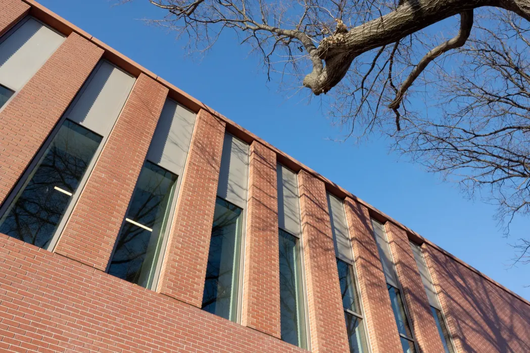  The oversized panels minimized the number of joints in the façade and enable uninterrupted glazing for arched windows that turn corners – both aesthetic priorities for the architect.