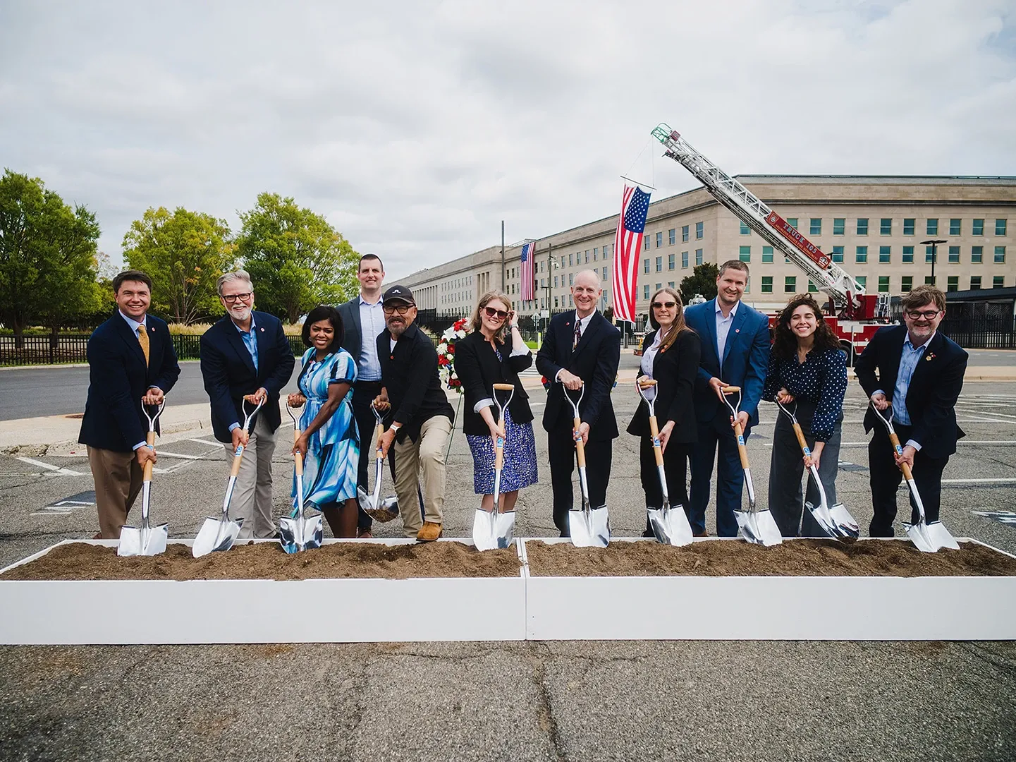 The design draws connections to the surrounding site. Seven parallel building forms reference the rows of benches at the Pentagon Memorial, while a sweeping two-story colonnade unifies the main façade and echoes buildings at the nearby Arlington National Cemetery. 