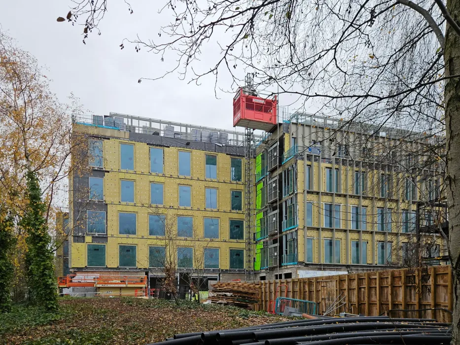  The building incorporates numerous bird- and insect-friendly planted terraces on its roof and on several of its six levels, and construction was planned to protect woodland on the site.