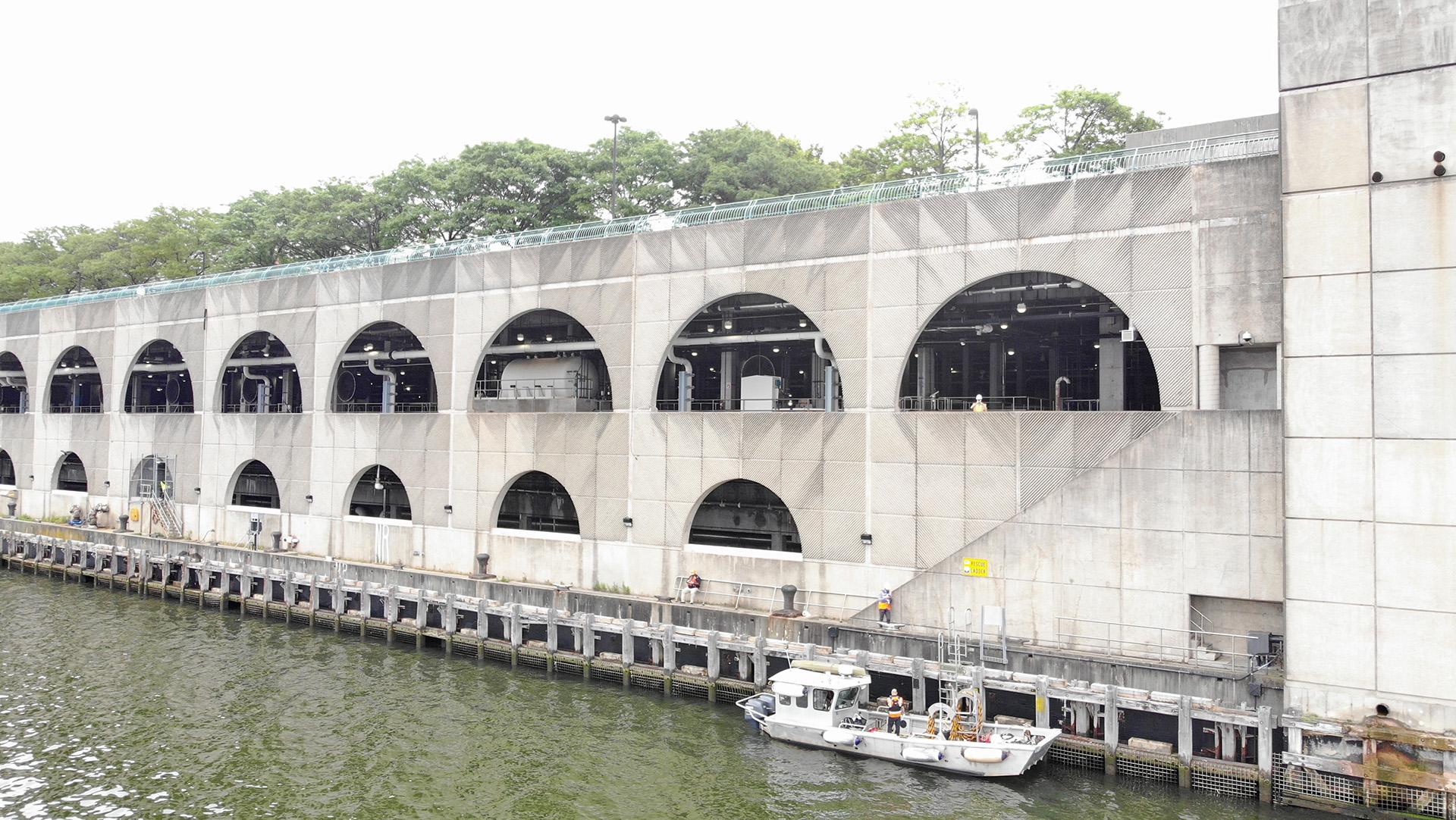 The North River Wastewater Resource Recovery Facility sits along the Hudson River and ranks among the New York City Department of Environmental Protection’s largest wastewater facilities, treating about 125 million gallons per day in dry weather.