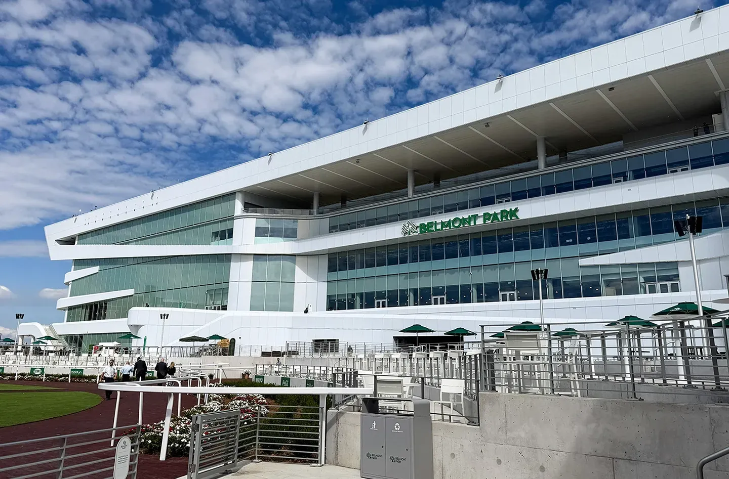 The modernization included demolition of the existing 1.25-million-square-foot grandstand and construction of a new approximately 300,000-square-foot, five-story grandstand and clubhouse with a cantilevered canopy. 