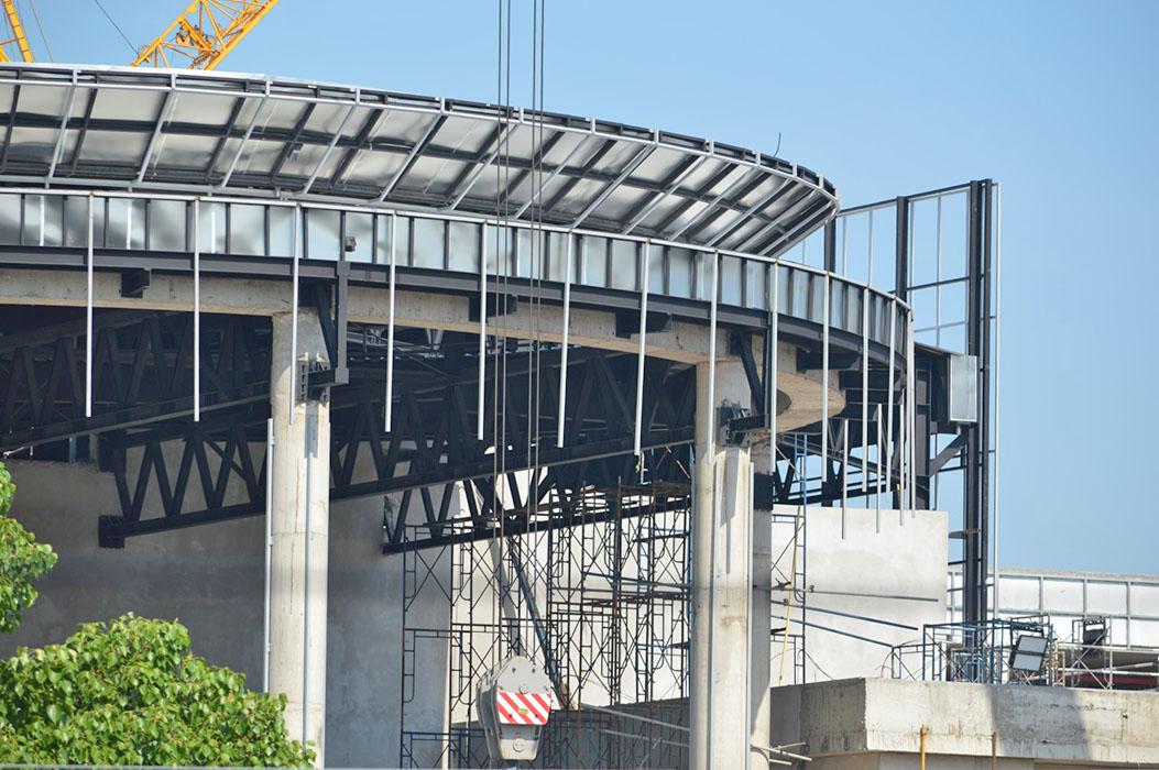 A rotunda type structure long-span trusses and tall columns remained virtually unharmed.