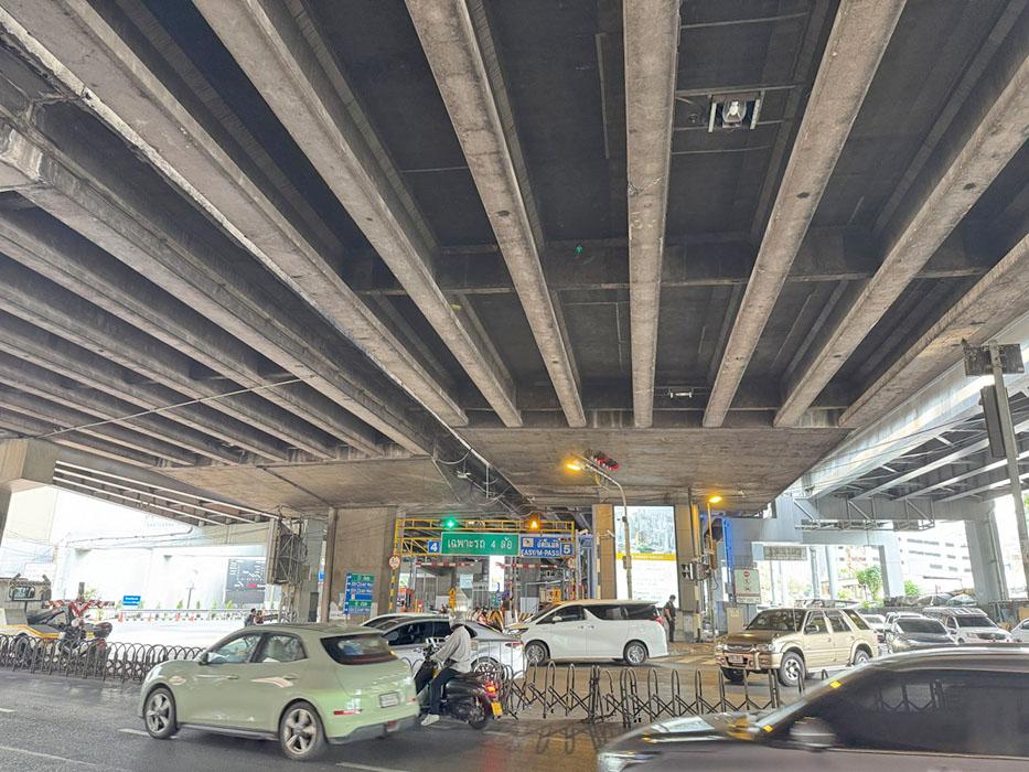 Underpass intersection of Phloenchit Expressway.