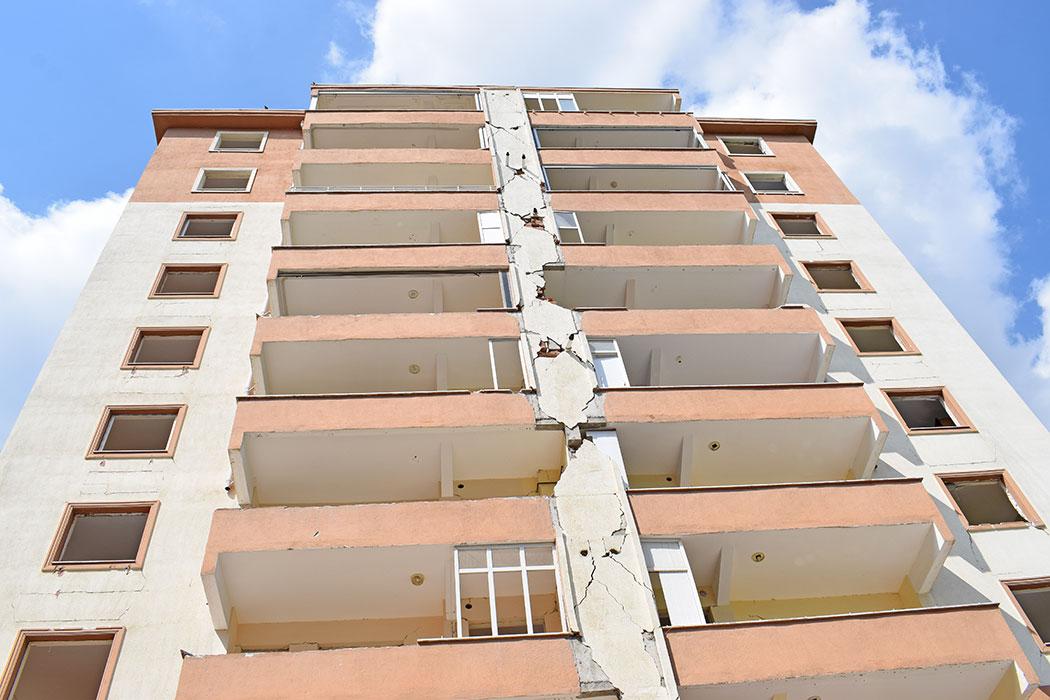 A building in Kahramanmaras that was tagged for demolition. While it had severe non-structural damage, the structural damage was minimal.